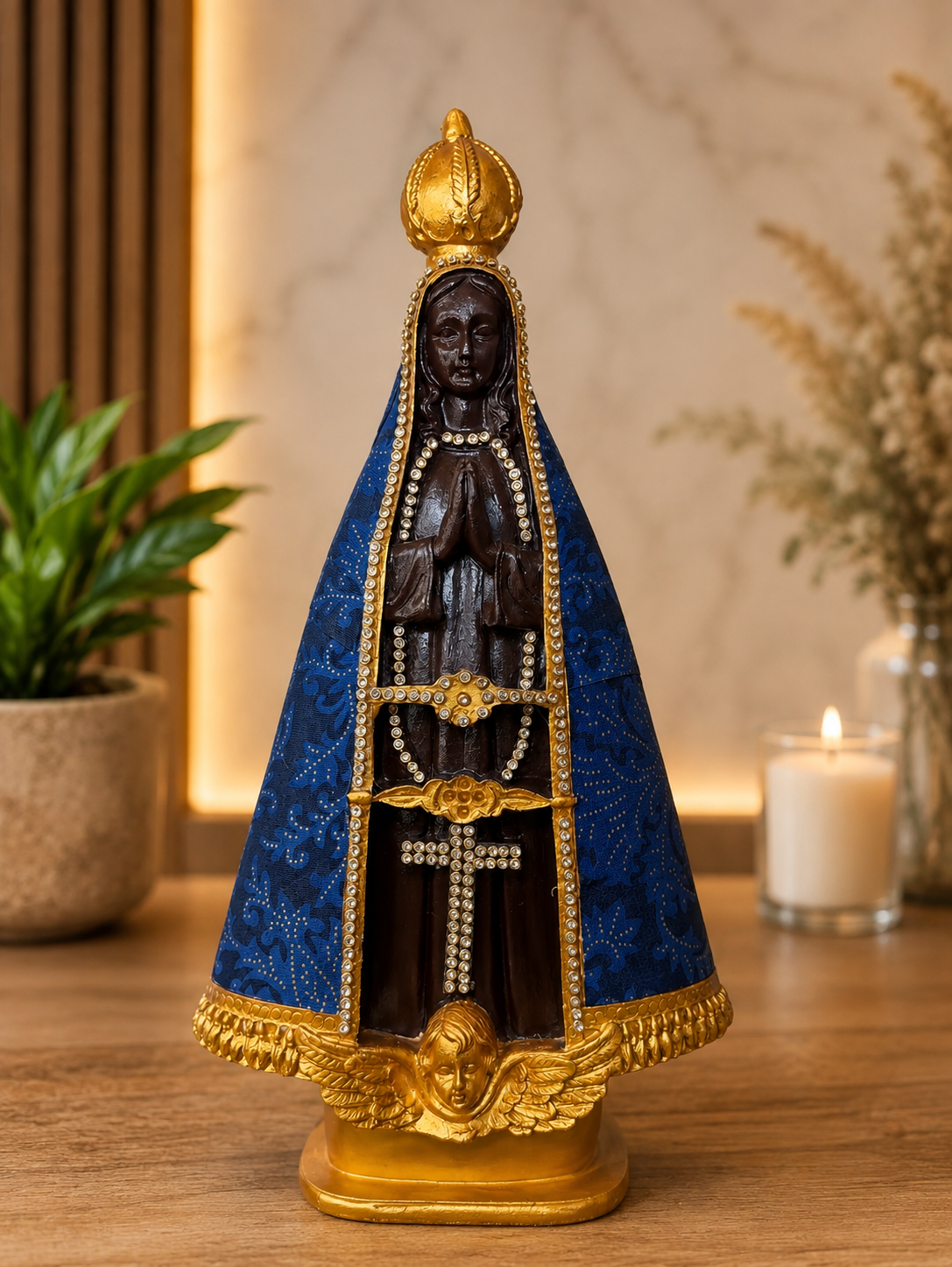 Imagem de Nossa Senhora Aparecida em resina com manto azul, coroa dourada e anjo na base